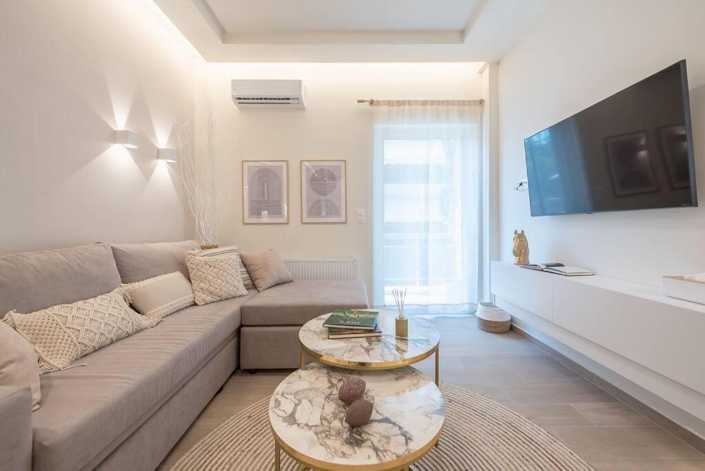 Apartment Theros, At