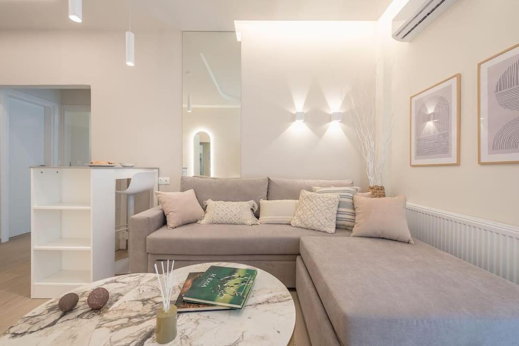 Theros, At Apartment Athens