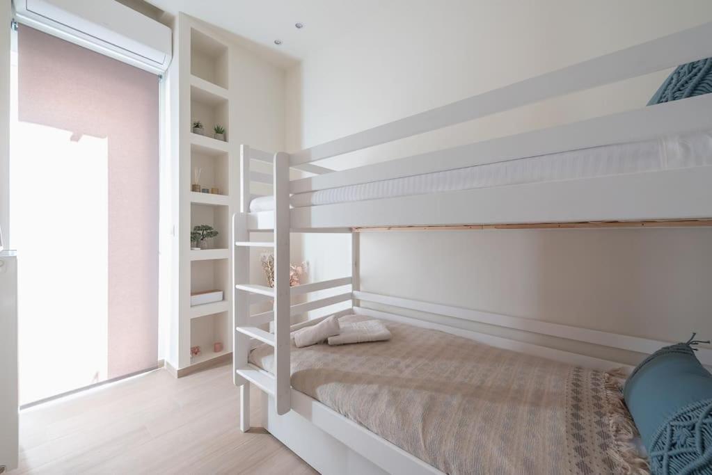 Theros, At Apartment Athens