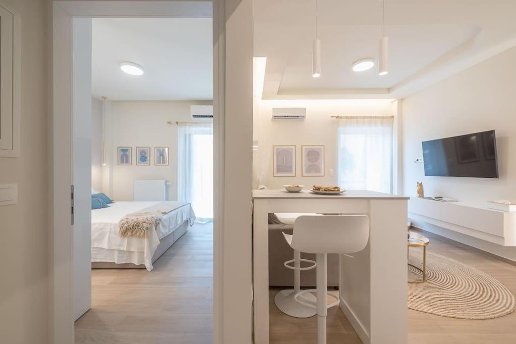 Apartment Theros, At
