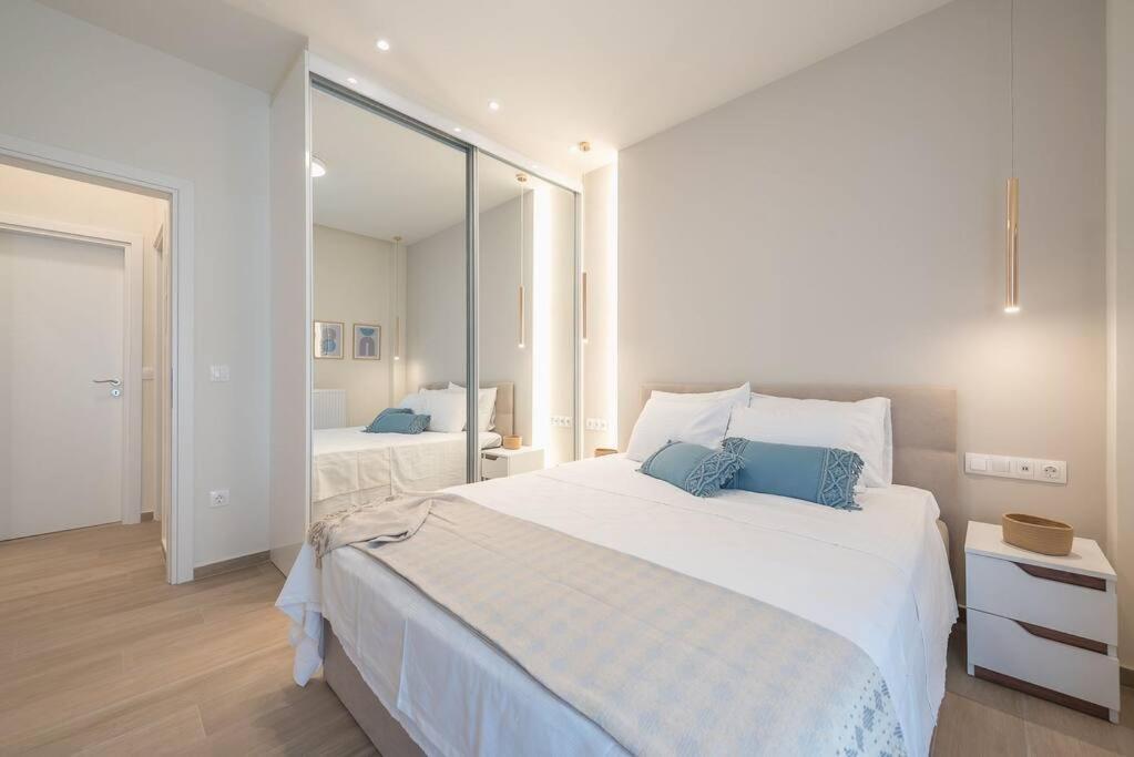 Apartment Theros, At