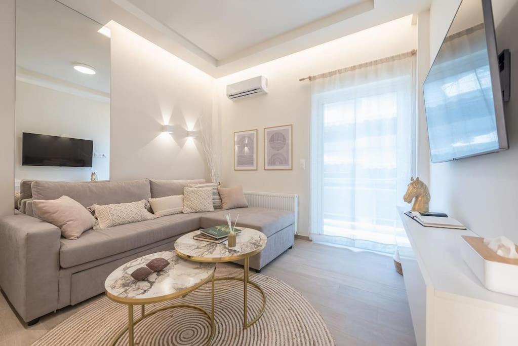 Theros, At Apartamento *